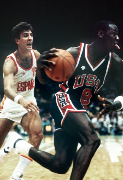 Aquella selección con nombres como Fernando Martín, Epi, Iturriaga o Corbalán le plantó cara a los Estados Unidos, que contaban con jugadores de la talla de Jordan, Ewing o Mullin, en la final de los Juegos Olímpicos de Los Ángeles de 1984. El resultado final, 96-65 para los estadounidenses, dejó un buen sabor de boca y una plata histórica en baloncesto. En la imagen, Epi trata de alcanzar a Jordan.