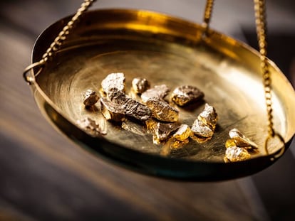 La minería de bitcoin consume mucha energía, pero la del oro un 2.000% más