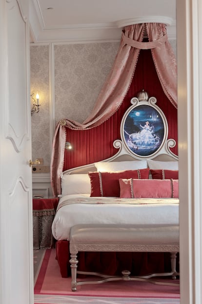 Detalle de la habitación de la 'suite' del Disneylando Hotel inspirada en la Cenicienta.