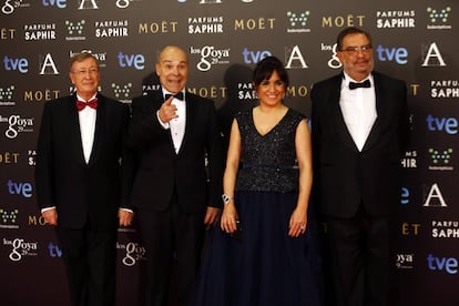 Porfirio Enríquez, nou director general de l'Acadèmia, els vicepresidents Antonio Resines i Judith Colell al costat del president, Enrique González Macho.