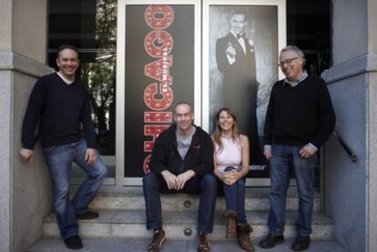 De izquierda a derecha, Ian Tonwsend (supervisor musical asociado), Nigel West (director asociado), Lucy Lummis (actriz y supervisora), Rick Clarke (diseño del sonido), miembros del equipo del musical 'Chicago', ante el Nuevo Teatro Alcalá de Madrid.