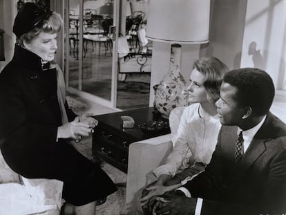 Katharine Hepburn interpela a Katharine Houghton y Sidney Poitier en 'Adivina quién viene esta noche' (Stanley Kramer, 1967).