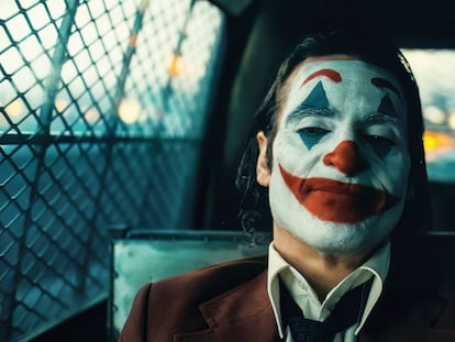Joaquin Phoenix como el Joker en la película de 2024.