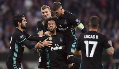 Isco, Kroos, Ramos e Vazquez comemoram com Marcelo primeiro gol do Real, marcado pelo brasileiro.