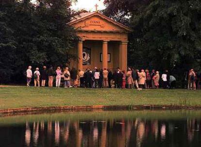 Un grupo de visitantes, en 1998, a la puerta del museo dedicado a Diana en la residencia familiar de Althorp.