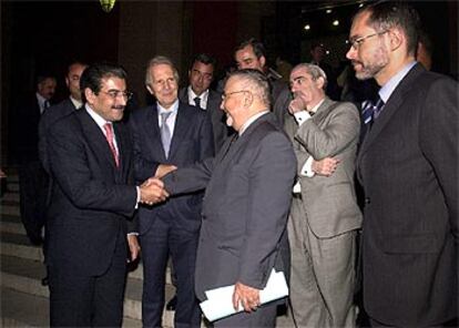 El presidente canario, Román Rodríguez, saluda al presidente del Parlamento marroquí, Abdelouahed Radi.