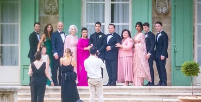 Joe Jonas, en el centro, posa junto a su familia, en Francia, el sábado. 