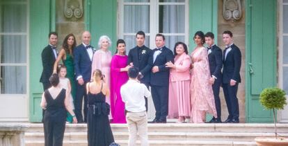 Joe Jonas, en el centro, posa junto a su familia, en Francia, el sábado.