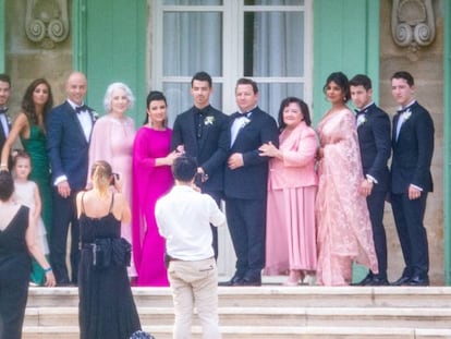 Joe Jonas, en el centro, posa junto a su familia, en Francia, el sábado. 