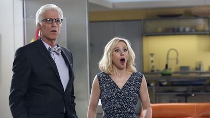 Llegó de puntillas pero esta comedia ambientada en una especie de cielo al que llega una mujer que no debería estar ahí ha sido una de las comedias más divertidas y originales del año. Kristen Bell y Ted Danson encabezan el reparto de esta serie cuya segunda temporada ha hecho que merezca ser destacada entre lo mejor del año. El final de la primera entrega obligaba a un giro radical en la serie que ha aprovechado para crecer. <b>Dónde verla</b>: Netflix