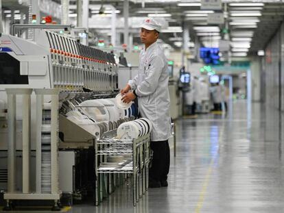 Un trabajador en la línea de producción de móviles de la fábrica de Huawei en Dongguan, el pasado mes de marzo.