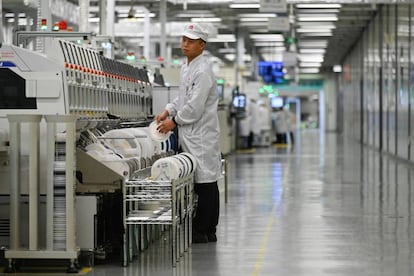 Un trabajador en la línea de producción de móviles de la fábrica de Huawei en Dongguan, el pasado mes de marzo.