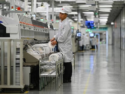 Un trabajador en la línea de producción de móviles de la fábrica de Huawei en Dongguan, el pasado mes de marzo.