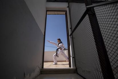Mayte practica Taekwondo para mantenerse en forma en la azotea de su edificio, en Valencia.