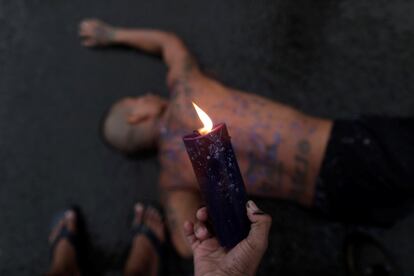 Edwin Villarreta, de 38 años, es flagelado este domingo en la iglesia de San Felipe mientras cientos de peregrinos caminan en devoción al Cristo Negro de Portobelo, en Portobelo (Panamá).