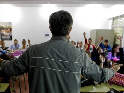 Profesor de Religión en el instituto Vega del Jarama, en San Fernando de Henares (Madrid).  