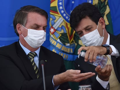 El presidente Bolsonaro, en marzo junto al ministro de Salud.
