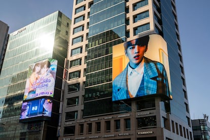Carteles de estrellas del K-pop en el barrio universitario de Hongdae, en Seúl. 