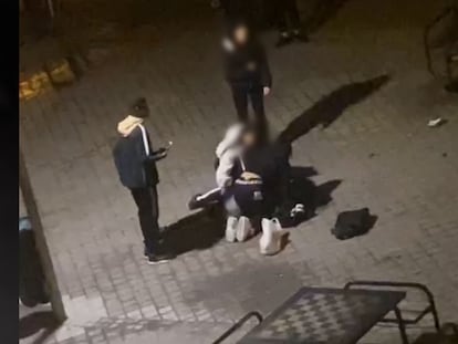 Un video grabado en un móvil por una vecina muestran a los amigos de William atendiéndole tras el disparo.