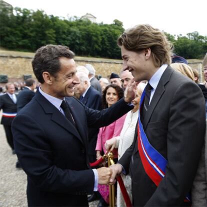 El presidente Sarkozy (izquierda) saluda a su hijo Jean durante una ceremonia en Suresnes, en junio.