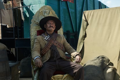 Jorge A. Jiménez sentado sobre una réplica de la silla presidencial, en una imagen promocional de la serie.