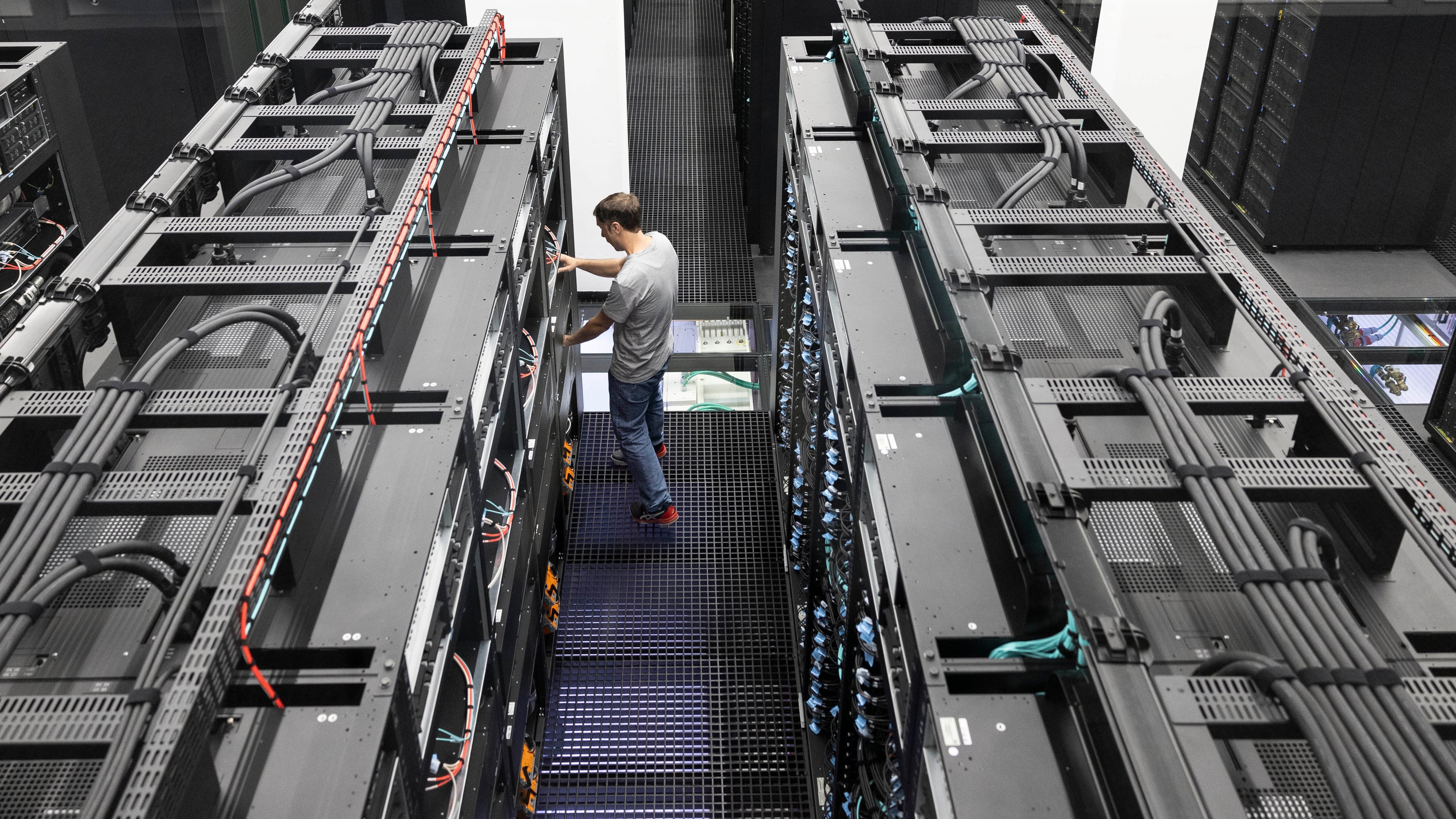 Aspecto de uno de los pasillos de procesadores del nuevo supercomputador Marenostrum 5 del Centro Supercomputing de Barcelona.