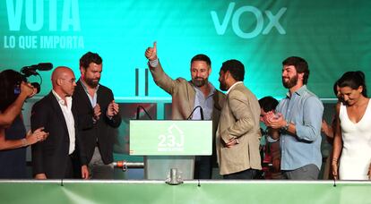  El presidente de Vox, Santiago Abascal, comparece ante los medios de comunicación en Madrid tras conocerse los resultados electorales. 