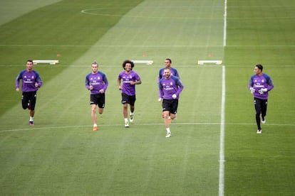 Los jugadores del Madrid entrenan antes del partido ante el Betis.