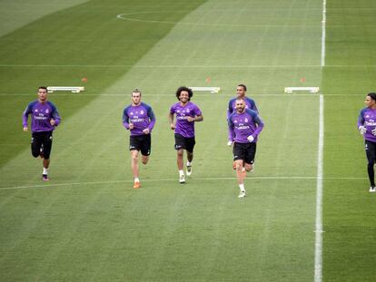 Los jugadores del Madrid entrenan antes del partido ante el Betis.