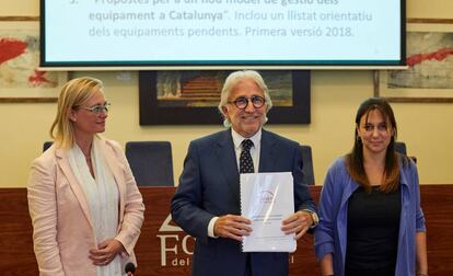 El presidente de la patronal Foment del Treball Josep Sánchez Llibre (c), acompañado de la vicepresidenta Virginia Guinda (i) y la secretaria general Anna Cornadó (d)