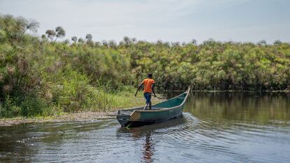 Una mujer en un barco de pesca, en las inmediaciones del lago Victoria.