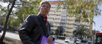Rosario García, portavoz de la Coordinadora Andaluza de Barrios Ignorados, en el Polígono Sur de Sevilla.