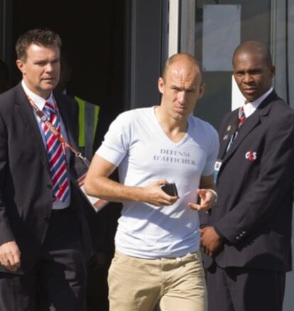 Arjen Robben sale del aeropuerto O. R. Tambo de Johanesburgo.
