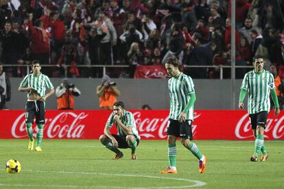 Desolacin de varios jugadores del Betis tras encajar el segundo gol.