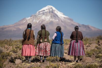 Ana Lia Gonzales Magueño, Dora Magueño Machaca, Elena Quispe Tincuta, Cecilia Llusco Alaña antes de ascender al Sajama, a 6.542 metros sobre el nivel del mar. El grupo ha ascendido algunas de las principales montañas de Bolivia como el propio Sajama, el Acotango (6.052 metros), el Pomarapi (6.000 metros) o el Illimani (6.462 metros), antes de completar con éxito la cumbre más alta de Latinoamérica: el Aconcagua con 6.962 metros.