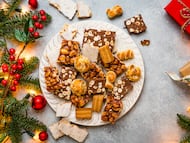 Un plato con turrón y mazapanes.