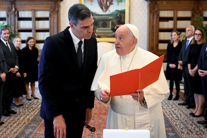 El papa Francisco recibe en audiencia al presidente del Gobierno, Pedro Sánchez, el 11 de octubre de 2024.