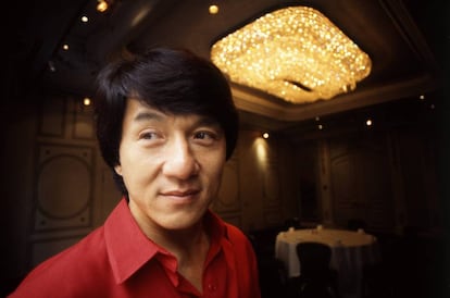 El actor chino más popular, Jackie Chan, luciendo su saludable cabellera.