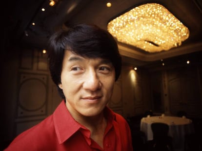 O ator chinês mais popular, Jackie Chan, ostentando sua saudável cabeleira.