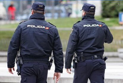 Agentes de la Policía Nacional en A Coruña, en una imagen de archivo.