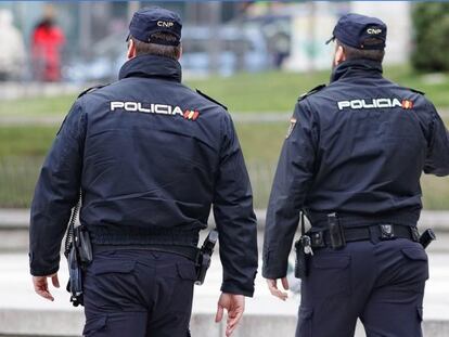 Agentes de la Policía Nacional en A Coruña, en una imagen de archivo.