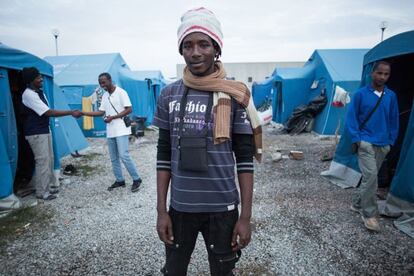 Amaduo Jawo, de 27 años, es un inmigrante de Gambia que vive en la Tendopoli de Rosarno, un campamento para migrantes a 11 kilómetros de Rosarno, Calabria (Italia). Lleva un año y cuatro meses en Italia. Primero estuvo en un centro de detención en Palermo durante un año y dos meses. Ahora disfruta de papeles y está buscando trabajo como la recogida de mandarina en Rosarno.