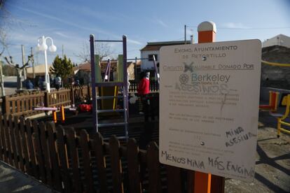 Parque infantil en Retortillo, costeado por la minera australiana Berkeley.