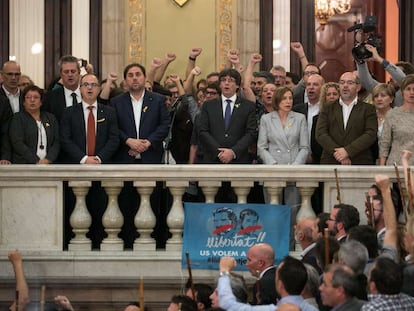 Carles Puigdemont (centro), en el Parlament tras la aprobación de la declaración de independencia de Cataluña, el 27 de octubre de 2017.