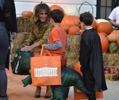 Melania Trump disfrutó con todos los pequeños que acudieron a la recepción de Halloween disfrazados.