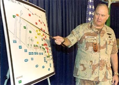 El general Norman Schwarzkopf, en una rueda de prensa durante la guerra del Golfo en 1991.