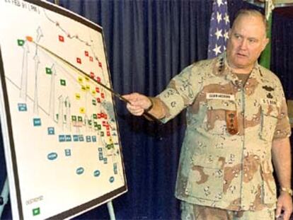El general Norman Schwarzkopf, en una rueda de prensa durante la guerra del Golfo en 1991.