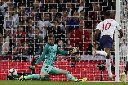 Marcus Rashford marca ante David De Gea el primer gol del partido.