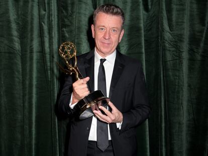 Peter Morgan, durante la pasada gala de los Emmy, en la que se hizo con un galardón por 'The Crown'.