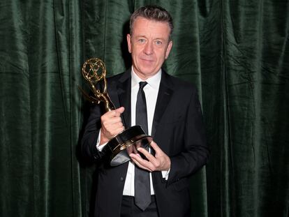 Peter Morgan, durante la pasada gala de los Emmy, en la que se hizo con un galardón por 'The Crown'. 